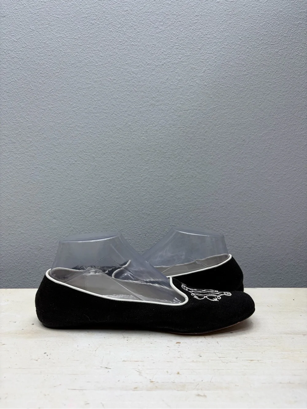Johnston and Murphy Womens Embroidered Flats Loafers Slip On Black White Size 8